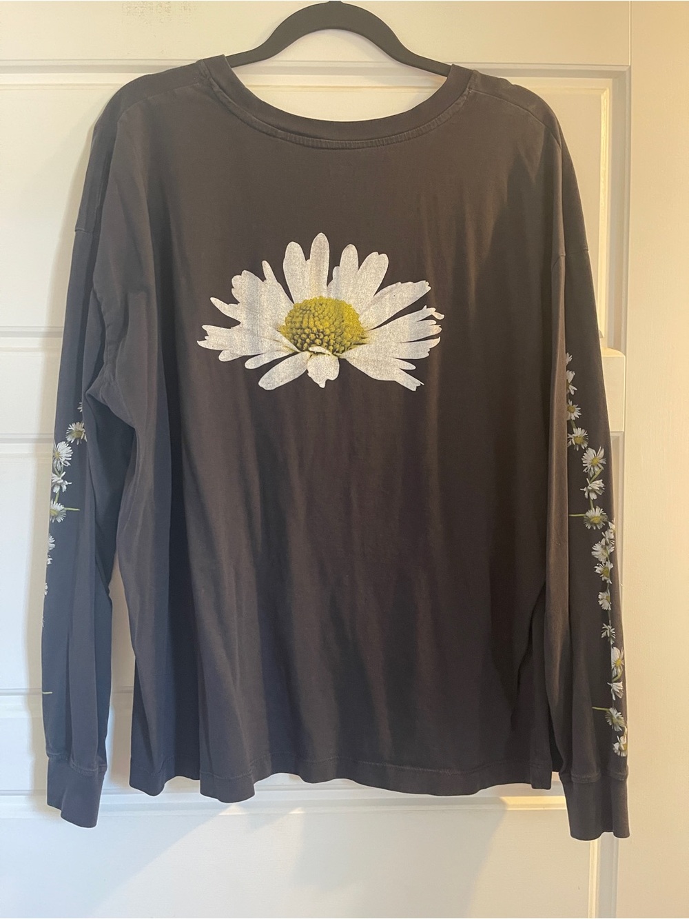 LEVI’S Faded Black Long Sleeve Tee with Daisy Print Details - Picture 2 of 7